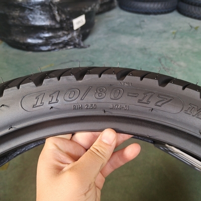 Pneus 110/80-17 pour motocyclette en super caoutchouc avec port de chargement et boîtier de pneus de Qingdao