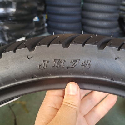 Pneus 110/80-17 pour motocyclette en super caoutchouc avec port de chargement et boîtier de pneus de Qingdao
