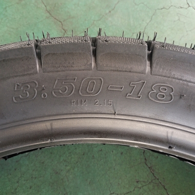 Pneus de moto noir 350-18 et tube intérieur avec port de chargement à Qingdao