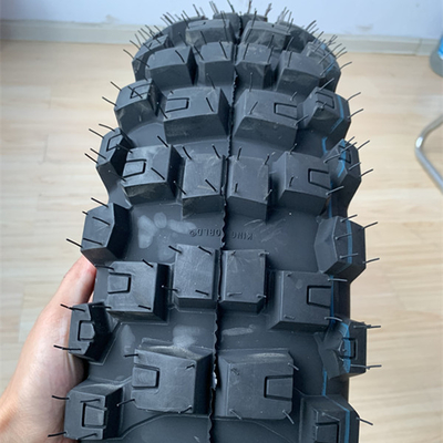 140/80-18 Pneus enduro mous avec une résistance à la traction de 10,5 et une teneur en caoutchouc durable