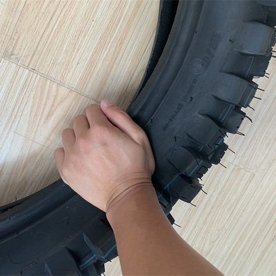 140/80-18 Pneus enduro mous avec une résistance à la traction de 10,5 et une teneur en caoutchouc durable