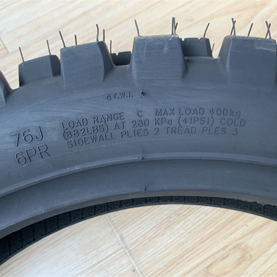 140/80-18 Pneus enduro mous avec une résistance à la traction de 10,5 et une teneur en caoutchouc durable