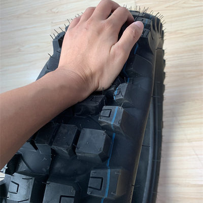 140/80-18 Pneus enduro mous avec une résistance à la traction de 10,5 et une teneur en caoutchouc durable