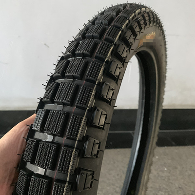Chargement du port de Qingdao Bajaj Boxer pneu de moto 3.00-18 avec une durée de vie de 20000 KM
