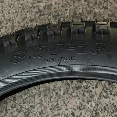 Chargement du port de Qingdao Bajaj Boxer pneu de moto 3.00-18 avec une durée de vie de 20000 KM