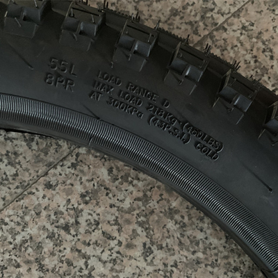 Chargement du port de Qingdao Bajaj Boxer pneu de moto 3.00-18 avec une durée de vie de 20000 KM