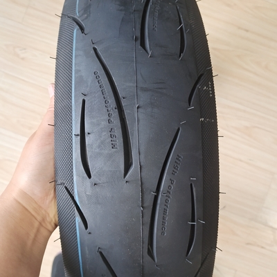 Pneus de moto professionnels en caoutchouc naturel en acier nylon 140/60-17 à Qingdao
