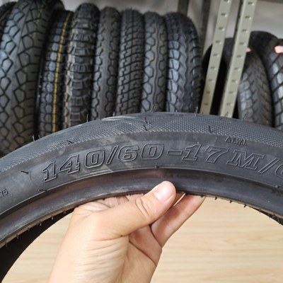 Pneus de moto professionnels en caoutchouc naturel en acier nylon 140/60-17 à Qingdao