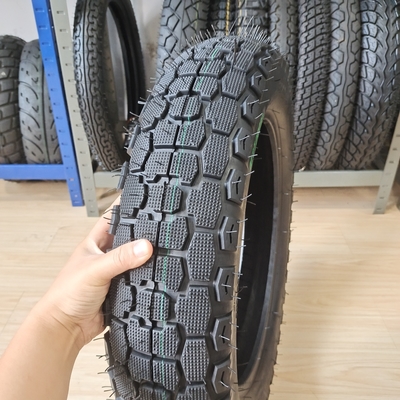 Pneus de moto résistants à l'usure 130/90-15 avec matière première en caoutchouc naturel, acier, nylon