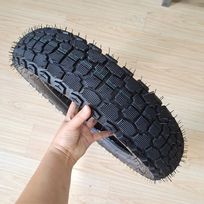 Pneus de moto résistants à l'usure 130/90-15 avec matière première en caoutchouc naturel, acier, nylon