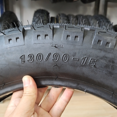 Pneus de moto résistants à l'usure 130/90-15 avec matière première en caoutchouc naturel, acier, nylon