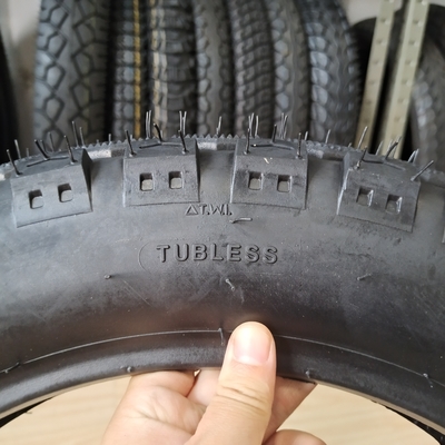 Pneus de moto résistants à l'usure 130/90-15 avec matière première en caoutchouc naturel, acier, nylon