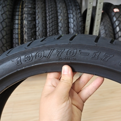 Pneus de moto en caoutchouc naturel 130/70-17 8PR Partie de rechange de haute performance pour les motards