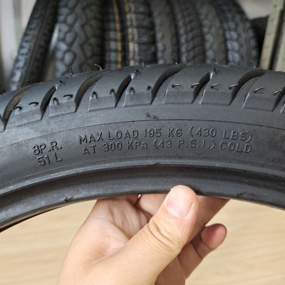 Port de chargement Qingdao Noir Japon Technologie de la rue Type de tube de motocyclettes pneumatique 2.75-18