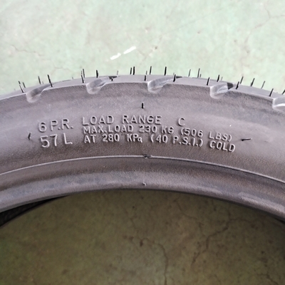 Prix abordable 110/80-17 Natrual caoutchouc pneu de moto avec OEM Acceptable au Vietnam