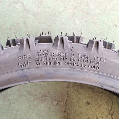 35% à 55% de teneur en caoutchouc Les pneus de nylon pour motocyclettes110/70-17 pour les distributeurs de Qingdao