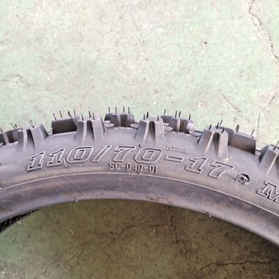 35% à 55% de teneur en caoutchouc Les pneus de nylon pour motocyclettes110/70-17 pour les distributeurs de Qingdao