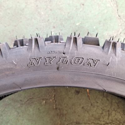 35% à 55% de teneur en caoutchouc Les pneus de nylon pour motocyclettes110/70-17 pour les distributeurs de Qingdao