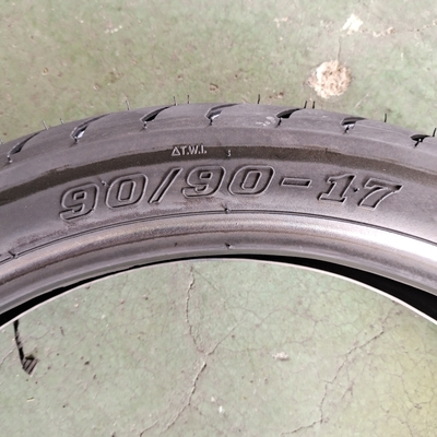Ruban naturel noir 90/90-17 Pneus de moto pour des performances durables