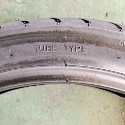 Ruban naturel noir 90/90-17 Pneus de moto pour des performances durables