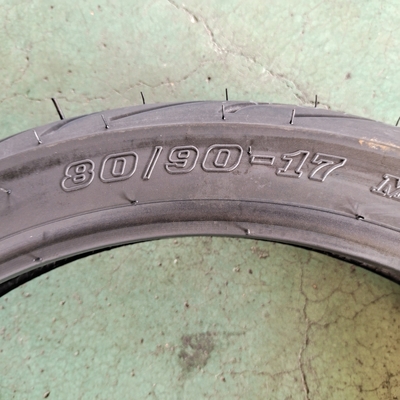 Pneus de moto noirs / Llantas de Moto / Neumatico Moto avec 35% à 55% de caoutchouc