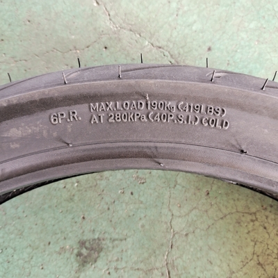 Pneus de moto noirs / Llantas de Moto / Neumatico Moto avec 35% à 55% de caoutchouc