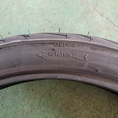 Pneus de moto noirs / Llantas de Moto / Neumatico Moto avec 35% à 55% de caoutchouc