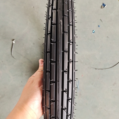 Pneus sans tuyau 2.75-17 Pneus de moto avec boîtier de pneus et port de chargement Qingdao prêt
