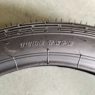 Pneus sans tuyau 2.75-17 Pneus de moto avec boîtier de pneus et port de chargement Qingdao prêt