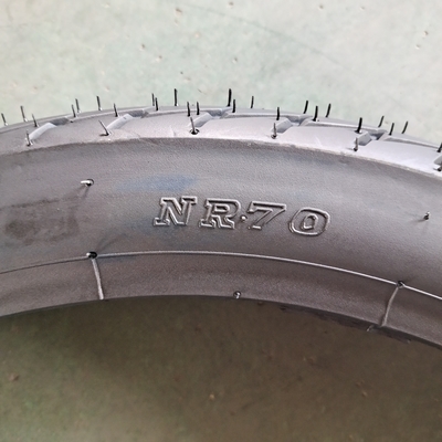 70/100-17 Tube intérieur en caoutchouc butyle dans boîtier de pneu noir pour moto professionnel