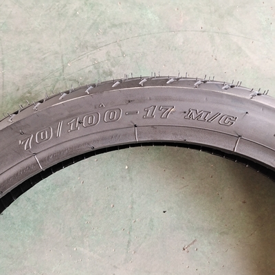 70/100-17 Tube intérieur en caoutchouc butyle dans boîtier de pneu noir pour moto professionnel
