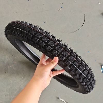 Vente directe de pneus de motocyclettes de 3,00-18 avec 35% à 55% de caoutchouc et de couleur noire