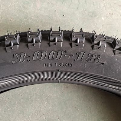 Vente directe de pneus de motocyclettes de 3,00-18 avec 35% à 55% de caoutchouc et de couleur noire