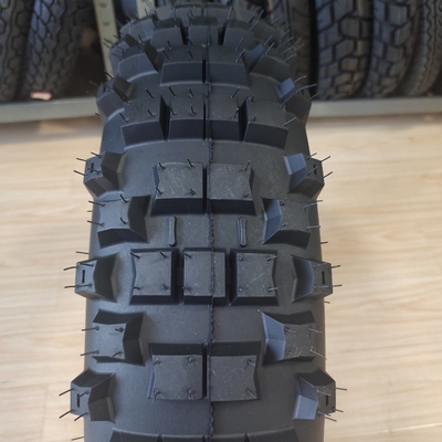 45% de teneur en caoutchouc dans les pneus mous de motocyclette 140/80-18 destinés au marché russe