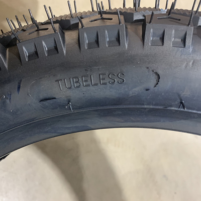 Fourniture directe de pneus de moto 110/90-16 avec une durée de vie de 20000 KM