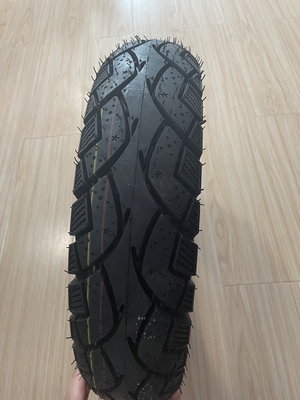 16 pouces de pneus de motocyclettes conception de motifs profonds pour des performances durables 3,2 kg