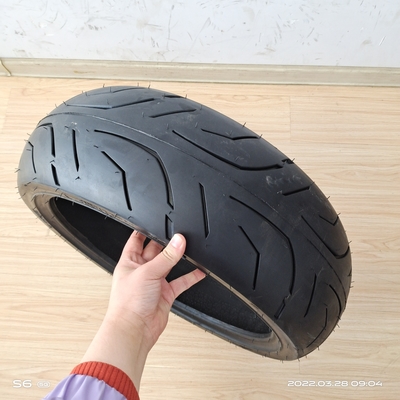 Une expérience inégalée avec 180/55/17 TL pneus sans tube de moto et 280kpa pression d'air