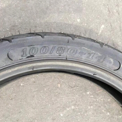 Réduction pour les pneus de moto naturels en caoutchouc noir 100/80-14