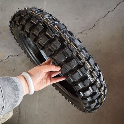 Spécifications complètes 4.60-17 Pneus de moto avec caoutchouc naturel à partir du haut