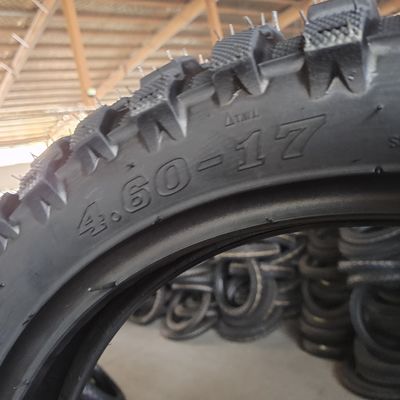 Spécifications complètes 4.60-17 Pneus de moto avec caoutchouc naturel à partir du haut