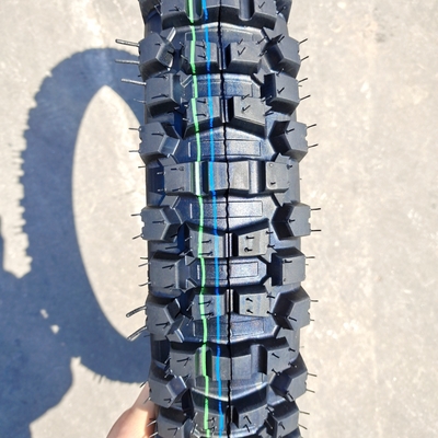 35%-55% de teneur en caoutchouc Longue durée de vie 3.00-17 Pneus de motocyclettes Motocross pour des performances optimales