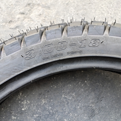 Pneus de motocyclette 3.00-18 pour les besoins du client