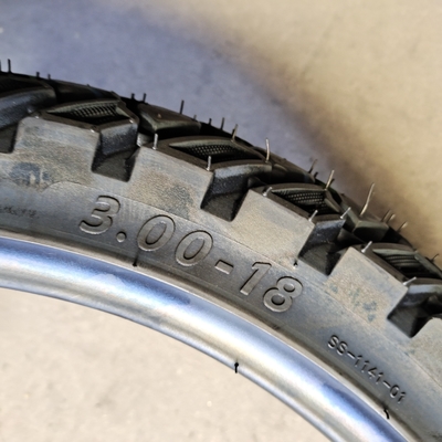 Port de chargement de Qingdao 3.00-18 Pneus et tubes intérieurs de motocyclettes avec indice de pliage 6pr/8pr