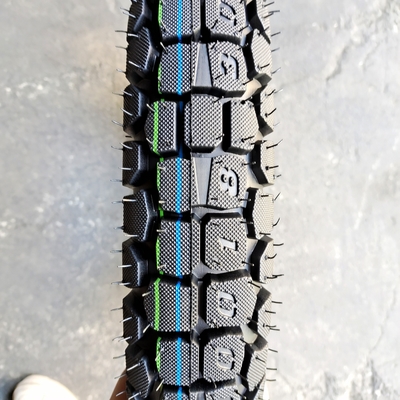 3.00-18 Pneus naturels pour motocyclette pour le port de chargement de Qingdao