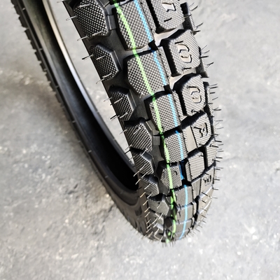 3.00-18 Pneus naturels pour motocyclette pour le port de chargement de Qingdao