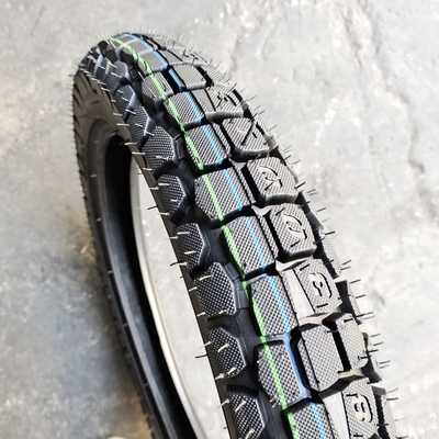 3.00-18 Pneus naturels pour motocyclette pour le port de chargement de Qingdao
