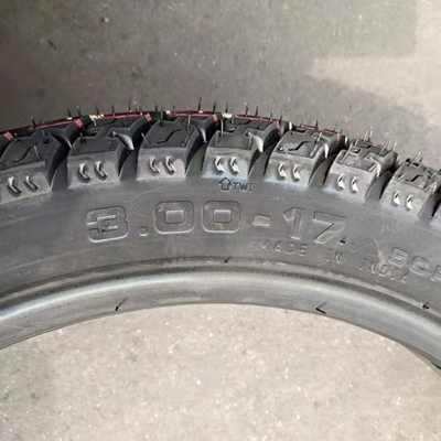3.00-17 TT pneumatiques sans tube pour moto avec une excellente résistance à l'usure et une couleur noire