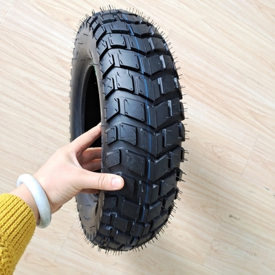 Contenu en caoutchouc supérieur de 35% à 55% 120/90-10 Pneus de motocyclettes à vendre dans le port de Qingdao