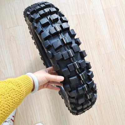 Matériau brut pneumatique de moto 110/90-18 pneumatique sans tube pour les performances