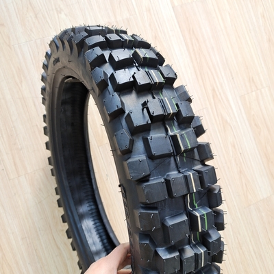 Matériau brut pneumatique de moto 110/90-18 pneumatique sans tube pour les performances